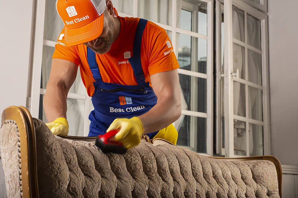 BestClean meistars tīra mīkstās mēbeles klienta mājās Rīgā